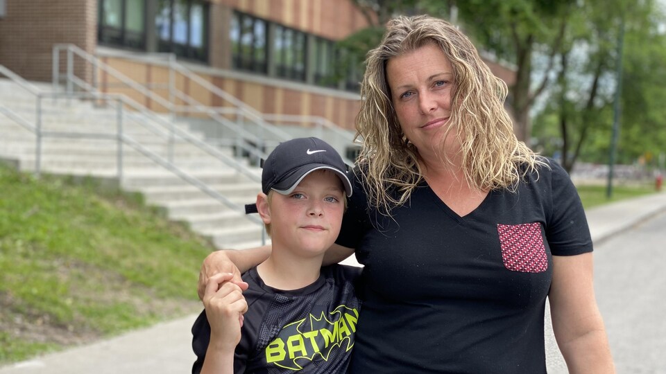 Un enfant pose avec sa mère.