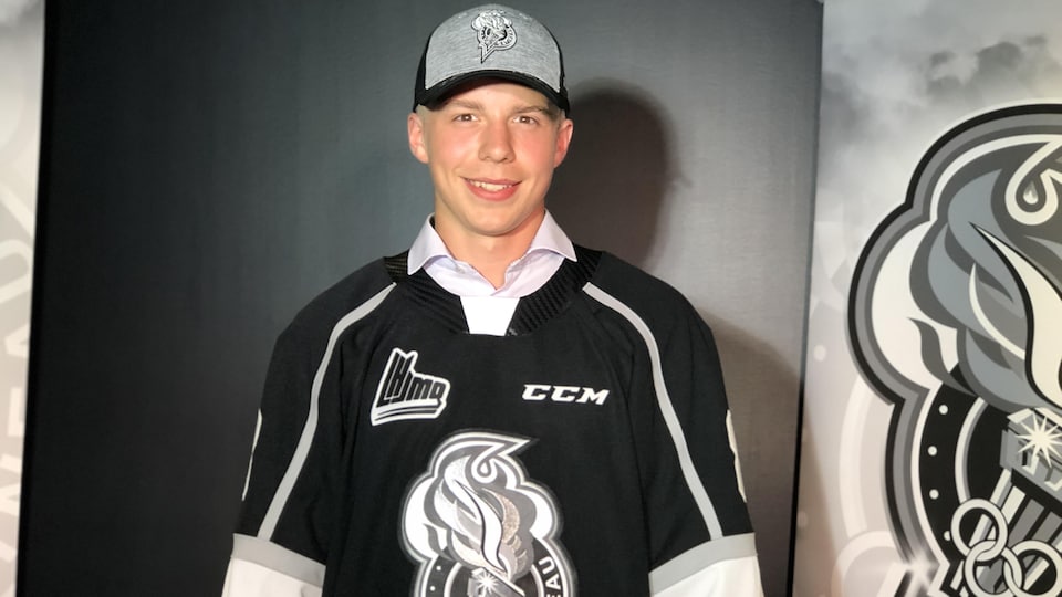 Un joueur de hockey pose pour la photo.