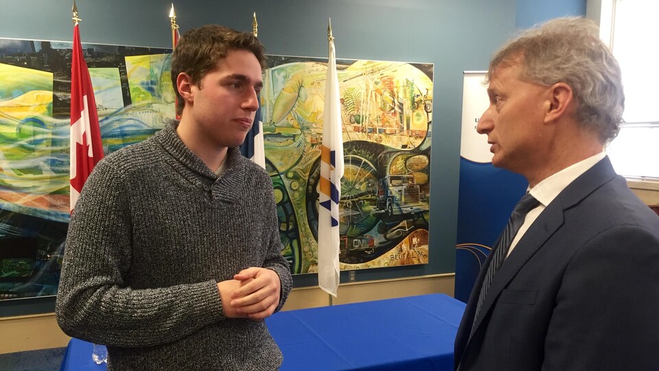 Tristian Gaudet, président de la FEECUM et Roger Melanson, ministre de l'Éducation postsecondaire