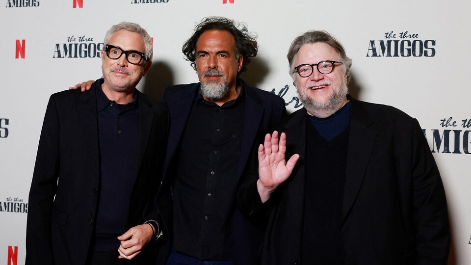 Les trois réalisateurs sont devant un fond blanc sur lequel on peut voir le «N» de Netflix.