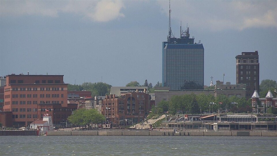 Vue du centre-ville de Trois-Rivières depuis les berges du Saint-Laurent.