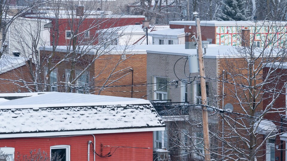 Un quartier enneigé de Trois-Rivières où on voit notamment un bâtiment en rénovation.