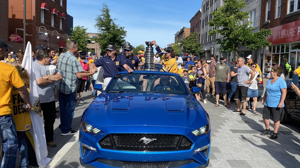 des personnes réunies pour défiler aux côtés des Cataractes