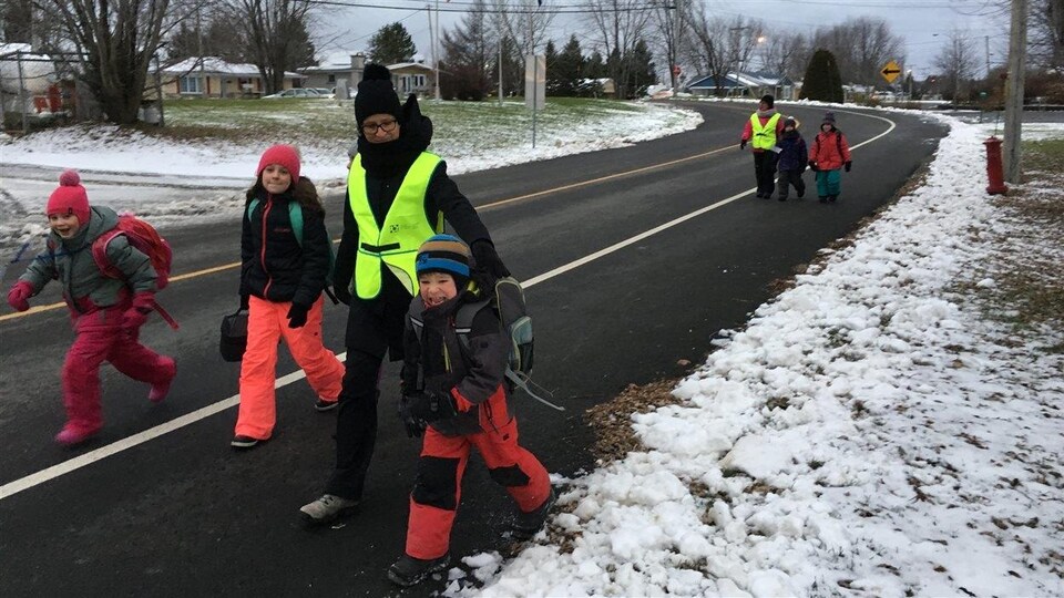 Depuis la fin octobre, certains élèves de Saint-Omer troquent l'autobus pour la marche pour se rendre à l'école grâce au Trottibus.