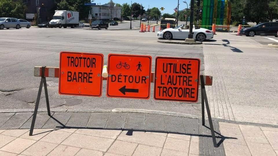 Un panneau qui contient deux fautes à Gatineau.