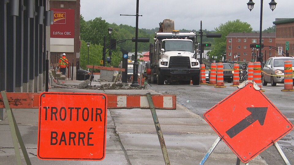 Certains trottoirs sont barrés à Sherbrooke en raison de nombreux chantiers.