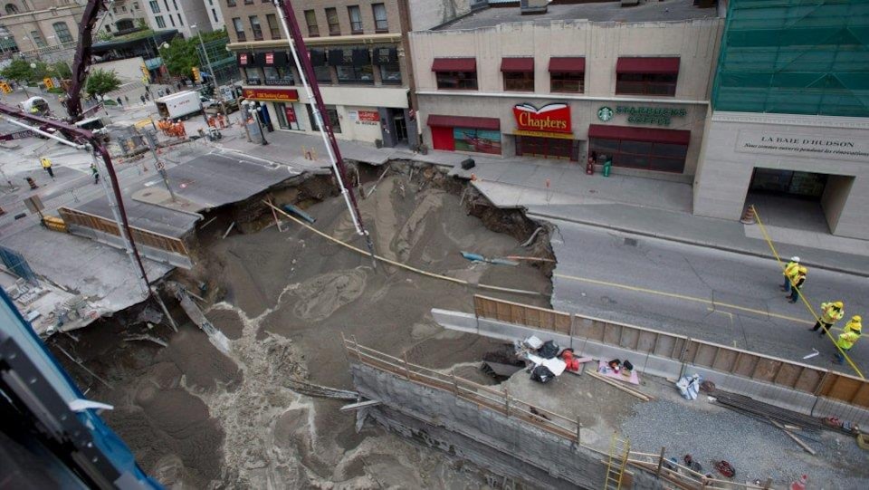 Un énorme trou s'est formé à la suite de l'affaissement de la rue Rideau au centre-ville d'Ottawa.