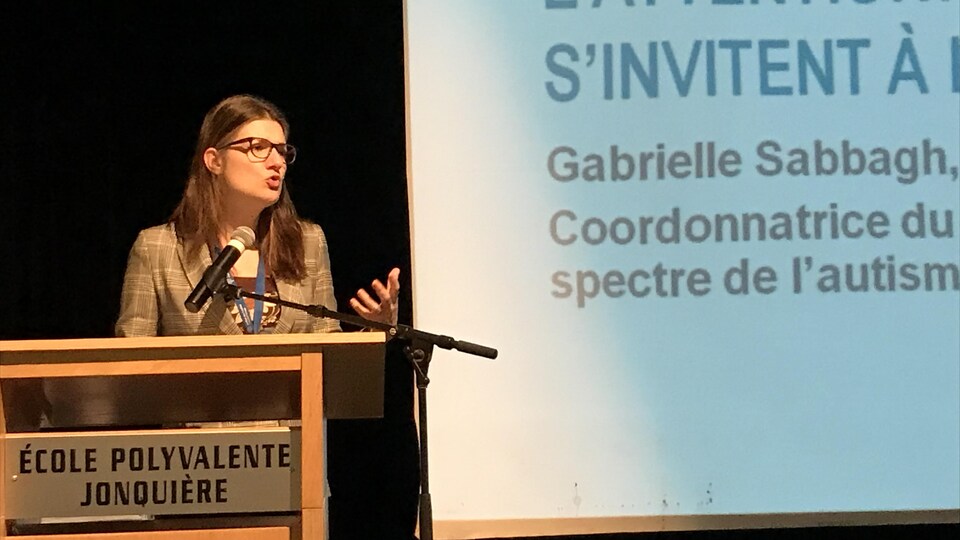 Une femme derrière un lutrin de l'école polyvalente Jonquière