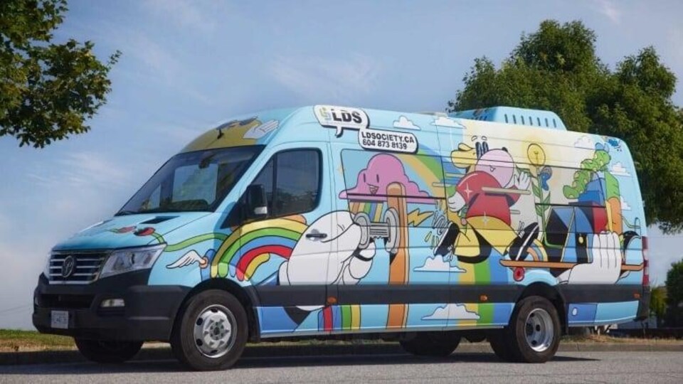 L'autobus de la Société pour les troubles d'apprentissage qui a été transformé en salle de classe mobile pour aider les élèves du Grand Vancouver.