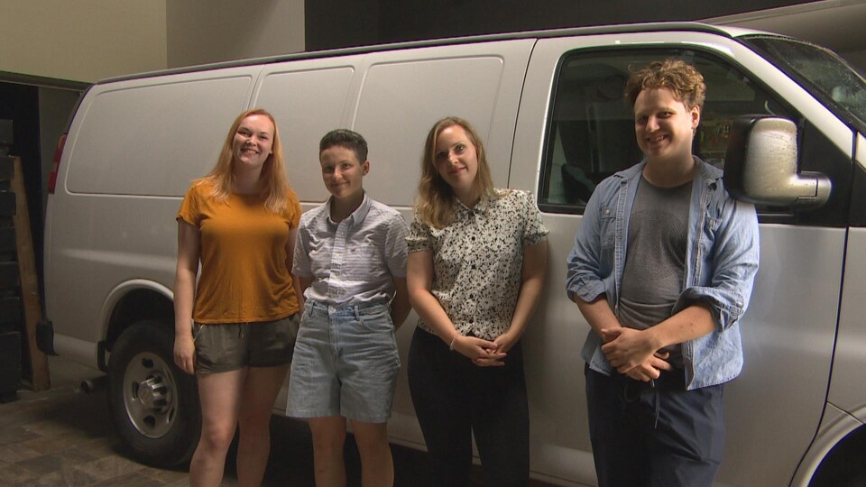 Les artisans de la pièce devant une camionnette.