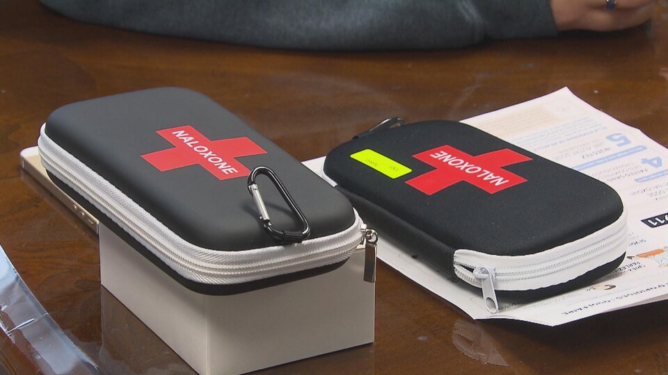 Deux trousses de naloxone.