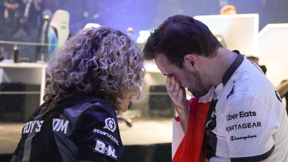 La mère du joueur de Rainbow Six Siege, Troy Jaroslawski, lui parle après sa victoire. Il couvre ses yeux avec sa main parce qu'il pleure.