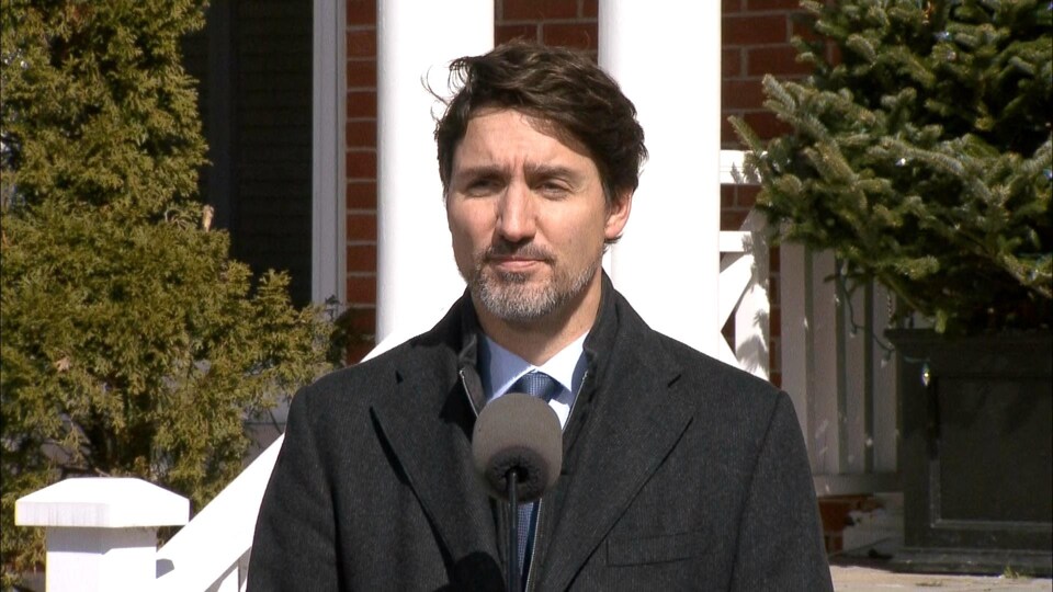Gros plab de Justin Trudeau au lutrin.