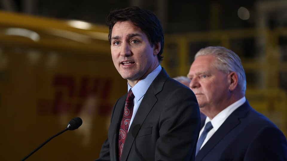 Le premier ministre Trudeau en point de presse aux côtés de Doug Ford.