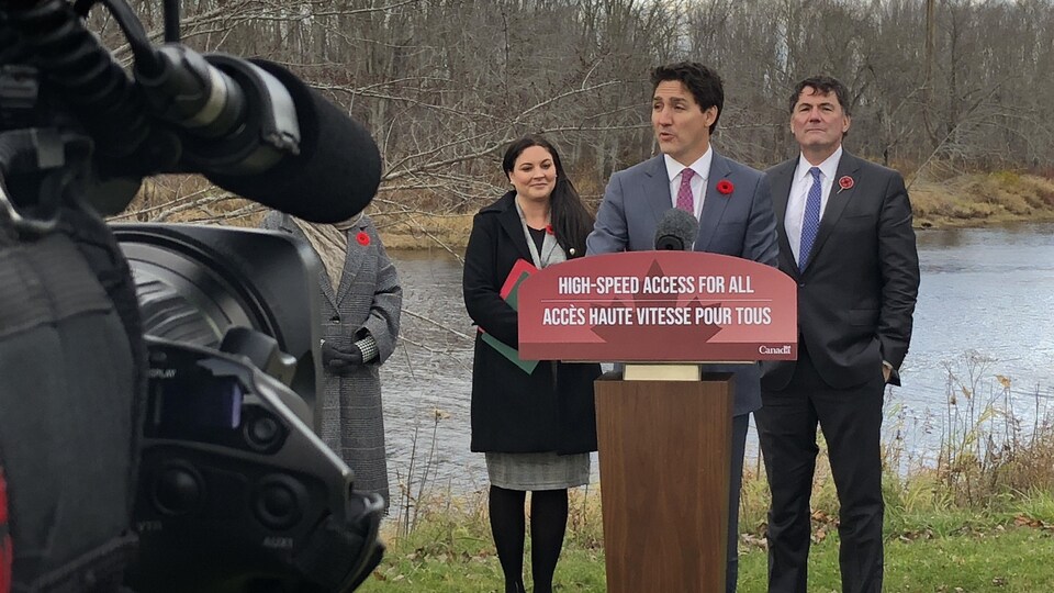Le premier ministre Justin Trudeau en compagnie du ministre Dominic LeBlanc et de la députée Jenica Atwin.