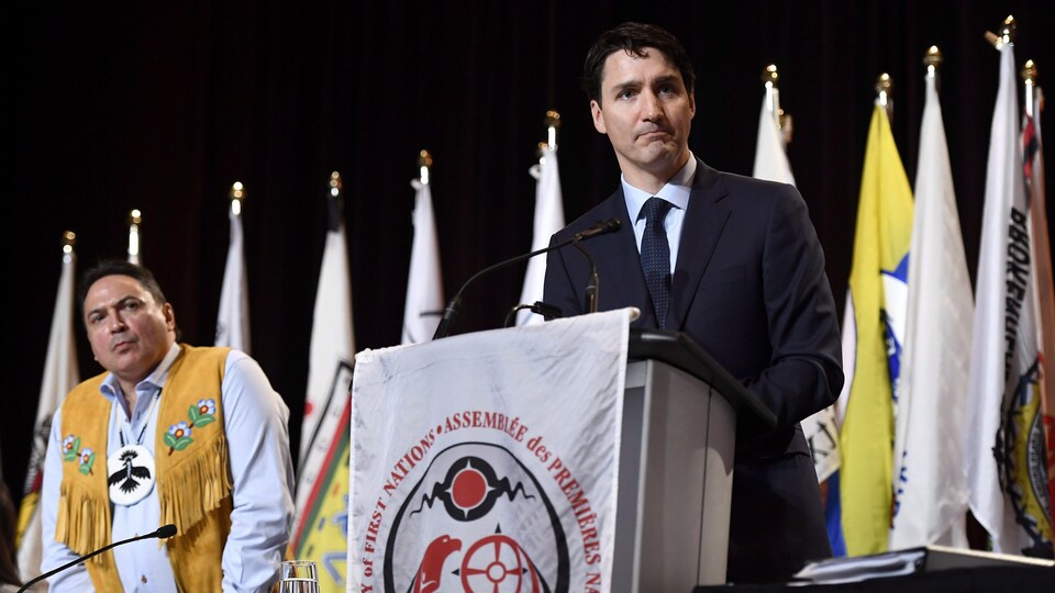 Le premier ministre Justin Trudeau et le chef de l'APN Perry Bellegarde à l'assemblée extraordinaire des chefs, à Gatineau