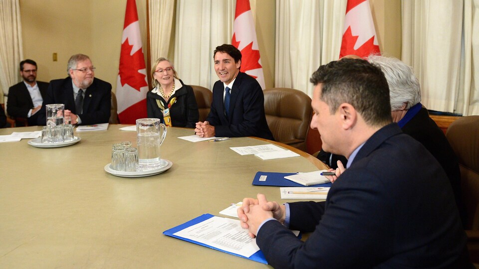 Le premier ministre Justin Trudeau et la ministre Carolyn Bennett ont rencontré des représentants du Congrès des peuples autochtones, dont le chef national de l'organisation, Robert Bertrand, à leur droite.