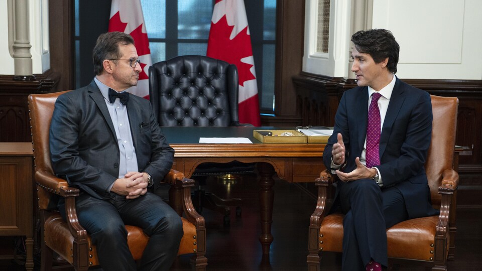 Les deux chefs discutent dans le bureau du premier ministre.