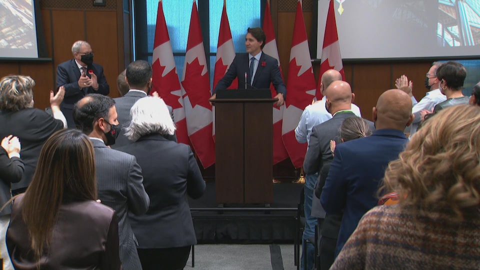 Justin Trudeau prend la parole devant les élus de son parti.