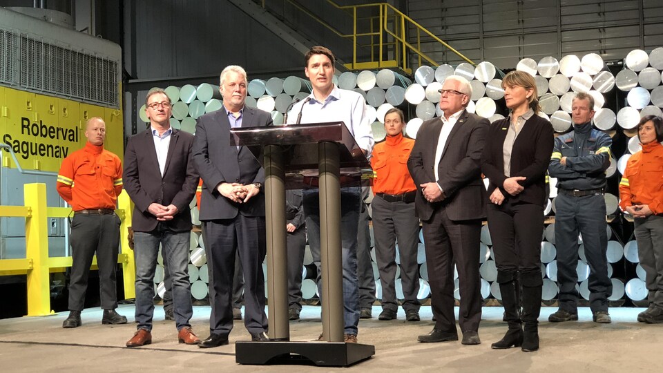Les premiers ministres Justin Trudeau et Philippe Couillard en conférence de presse à l'usine AP-60 de Rio Tinto à Saguenay