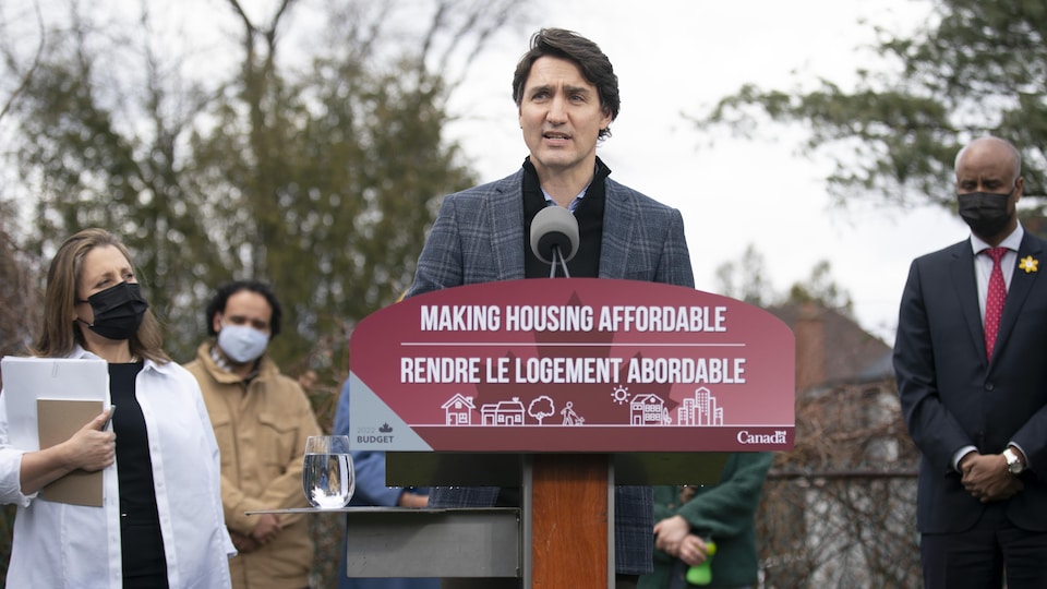 Le premier ministre Justin Trudeau en compagnie de la ministre des Finances Chrystia Freeland à Hamilton