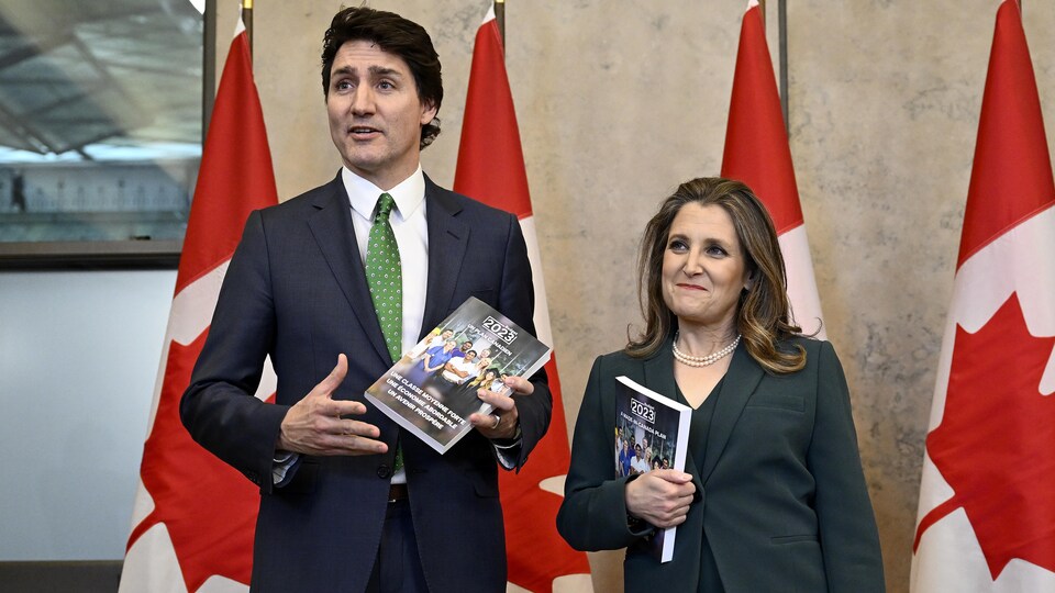 Justin Trudeau et Chrystia Freeland posent pour les journalistes avec le document du budget en main.