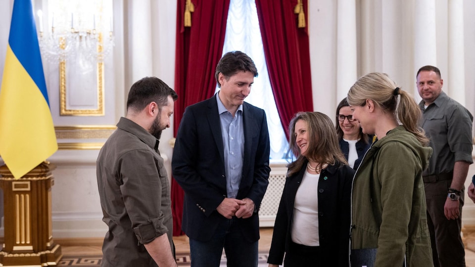 Volodymyr Zelensky spoke with Chrystia Freeland, watched by Justin Trudeau and Mélanie Joly. 