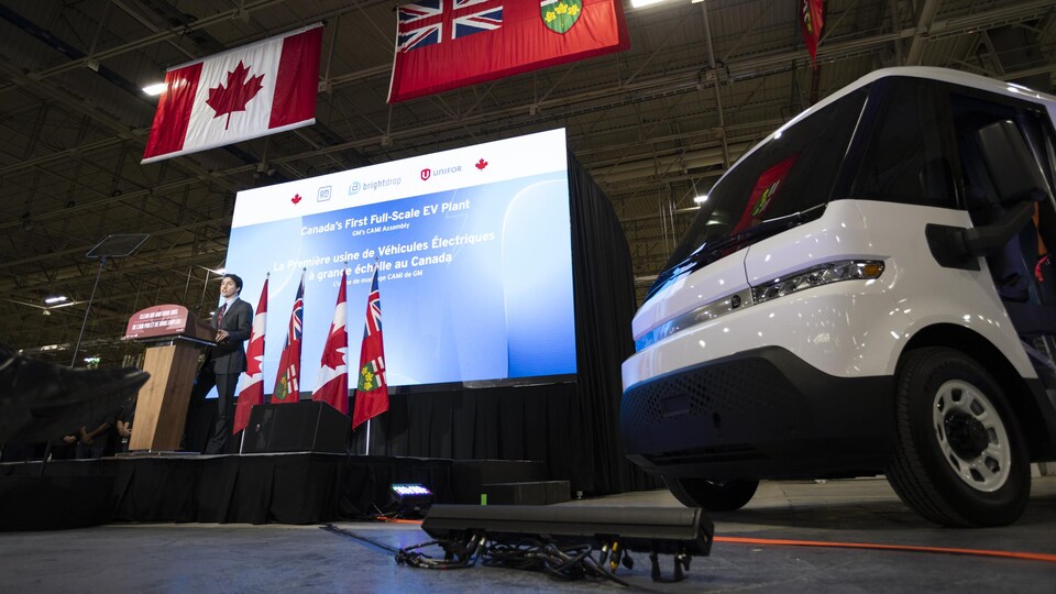 Le premier ministre Justin Trudeau prononce une allocution, lors d'une conférence de presse à l'usine de GM à Ingersoll.