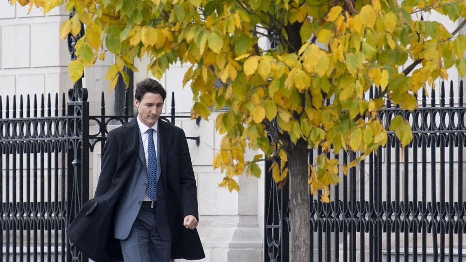 Le premier ministre Justin Trudeau marche vers sa première conférence de presse depuis sa réélection, mercredi 23 octobre, à Ottawa.