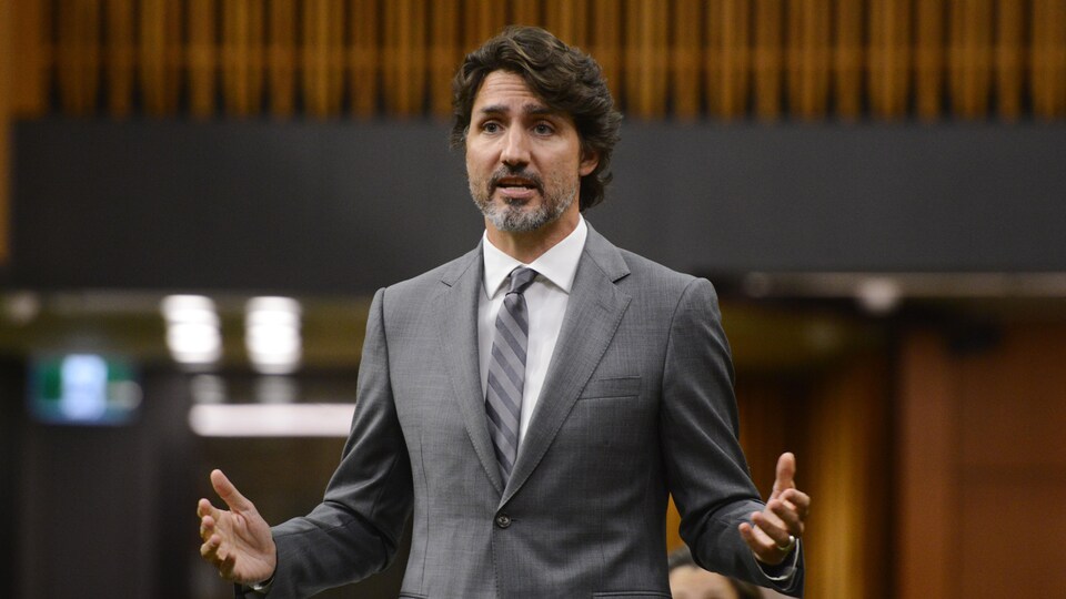 Plan moyen de Justin Trudeau répondant à une question à la Chambre des communes.