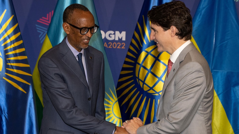 Paul Kagame salue Justin Trudeau.