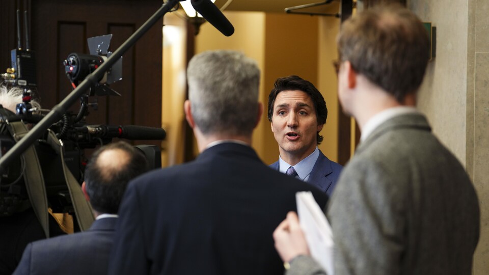 Le premier ministre Justin Trudeau parle aux journalistes.