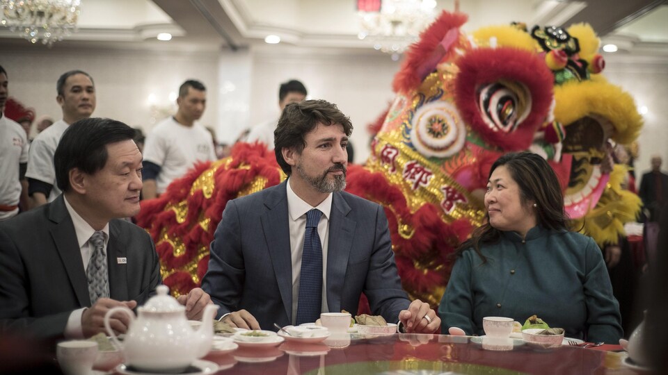 Le premier ministre Justin Trudeau boit un thé lors d'une célébration du Nouvel An lunaire à la Casa Deluz à Scarborough, en Ontario.