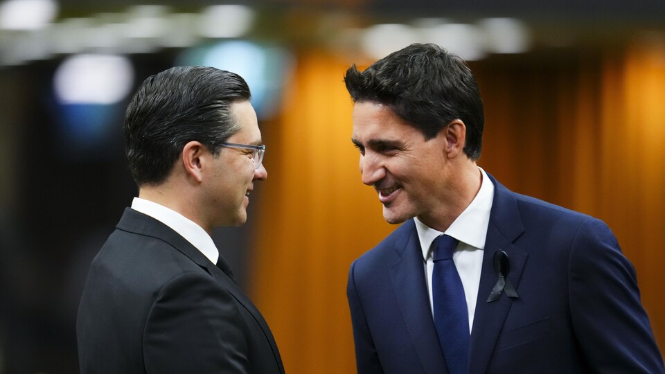 Le premier ministre Justin Trudeau et le chef conservateur Pierre Poilievre se saluent.