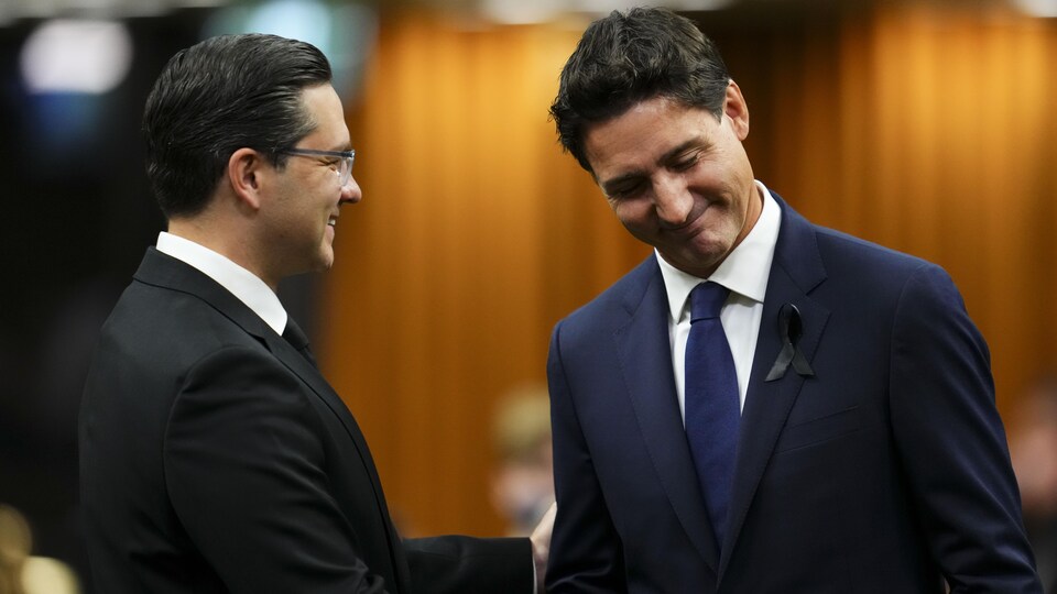 Le premier ministre Justin Trudeau et le chef conservateur Pierre Poilievre se saluent alors qu'ils se réunissent à la Chambre des communes sur la colline du Parlement pour rendre hommage à la reine Élisabeth, à Ottawa, le jeudi 15 septembre 2022.