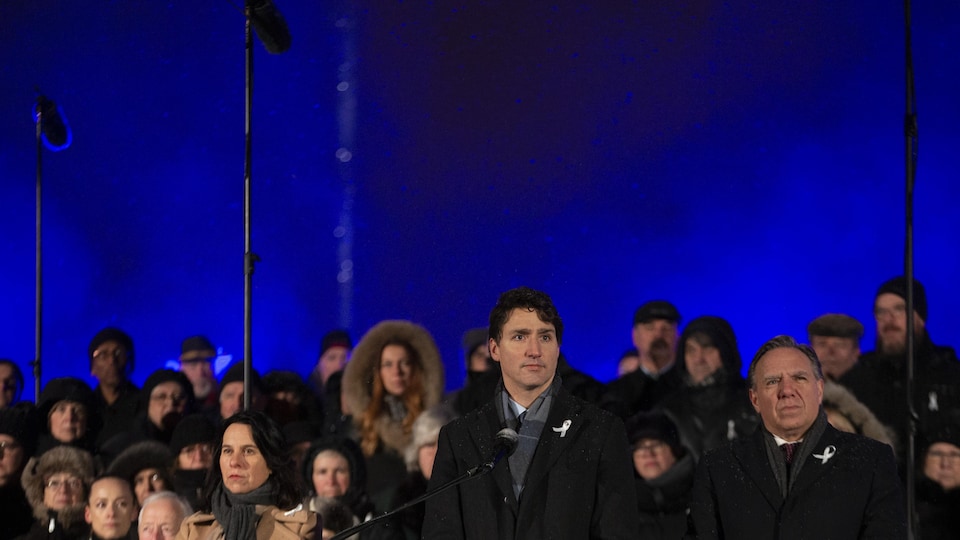 Justin Trudeau entouré de nombreuses personnes, dont la mairesse Valérie Plante et le premier ministre François Legault, lors d'une commémoration.