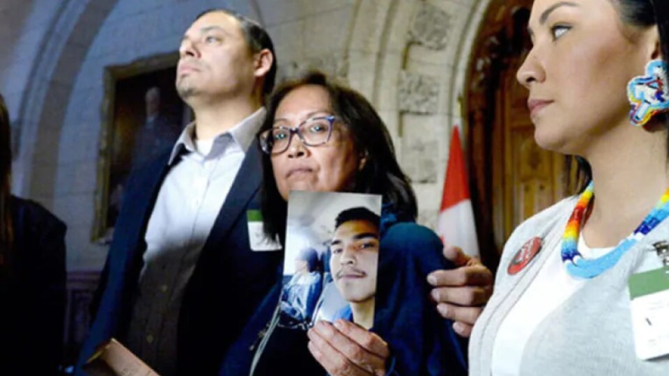  La mère de Colten Boushie, Debbie Baptiste, tient une photo de son fils lors de sa rencontre avec le premier ministre Justin Trudeau en 2018.