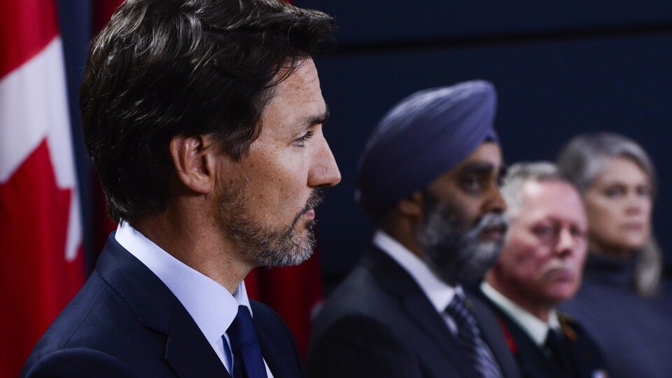 Une photo montre le premier ministre Justin Trudeau en compagnie de son ministre de la Défense nationale, Harjit Sajjan. 