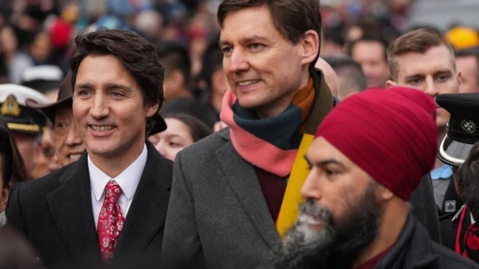 Le premier ministre Justin Trudeau, le premier ministre de la Colombie-Britannique David Eby, et le chef du Nouveau Parti démocratique Jagmeet Singh, au défilé du Nouvel An lunaire à Vancouver.