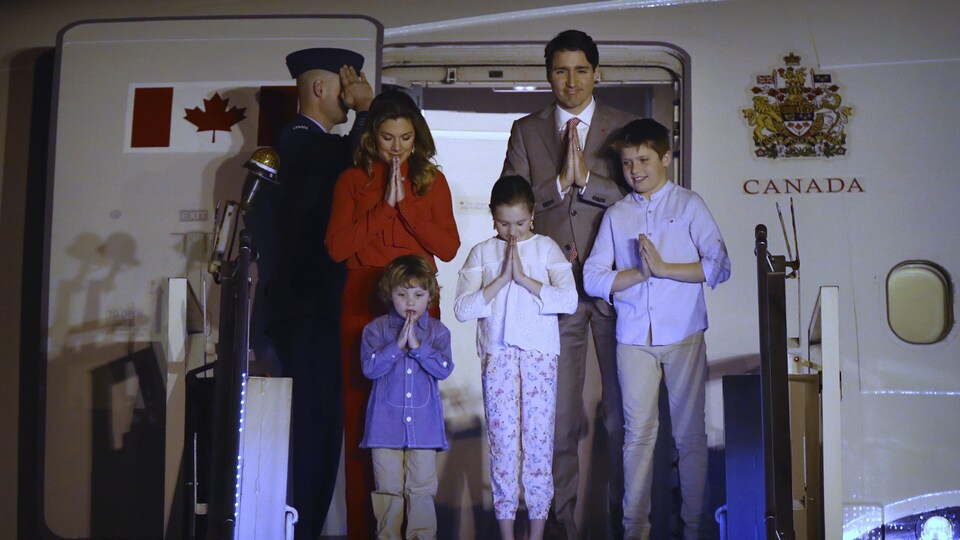 Le premier ministre Justin Trudeau est arrivé avec sa famille en fin de journée samedi, à New Delhi, pour une mission d'une semaine en Inde. Il est accompagné de son épouse Sophie Grégoire Trudeau et de leurs enfants Xavier, 10 ans, Ella-Grace, 9 ans et Hadrien, 3 ans, qui ont tous procédé aux salutations traditionnelles indiennes à leur sortie de l'avion.