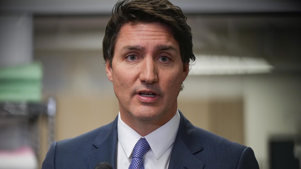 Le premier ministre du Canada, Justin Trudeau, fait face à la caméra.