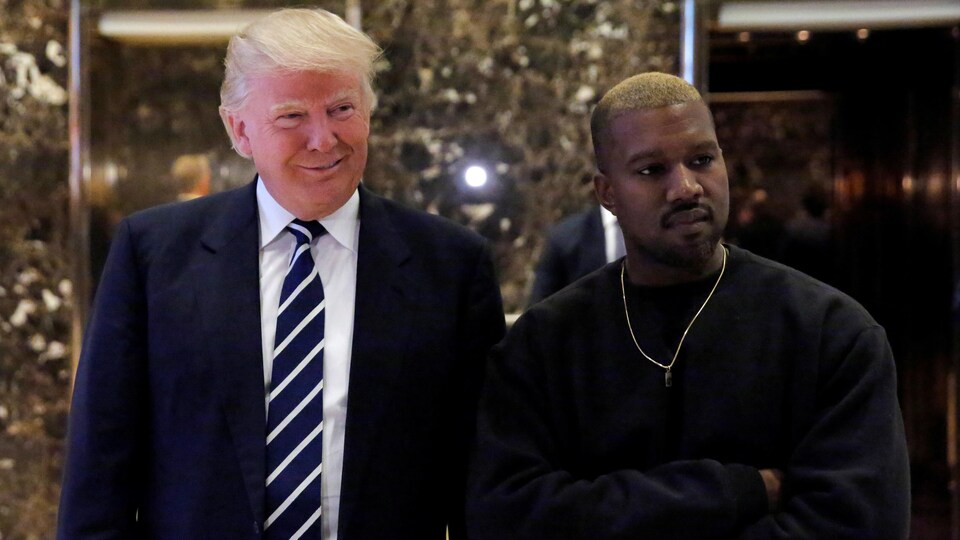 Kanye West et Donald Trump prennent la pose dans le hall de la Trump Tower de New York.
