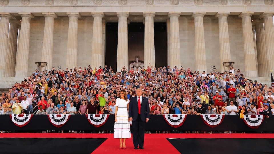 Donald Trump, accompagné de sa femme Melania Trump, pose devant le Lincoln Memorial à Washington.
