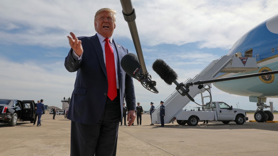 Le président Trump s'adresse aux médias à sa sortie de l'avion présidentiel Air Force One.