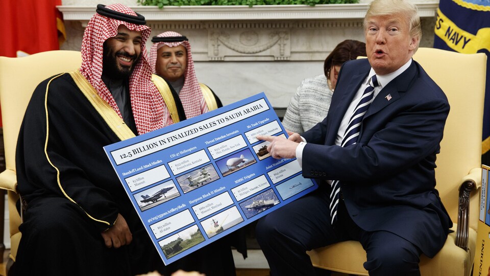 Donald Trump montre un tableau des armes vendues à l'Arabie saoudite en compagnie du prince saoudien Mohammed ben Salmane Al-Saoud.
