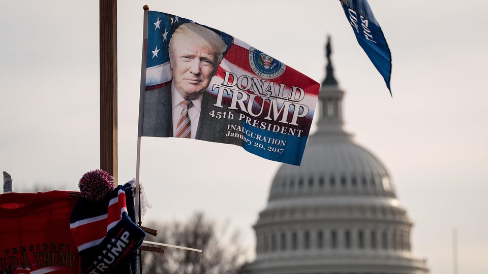 Un drapeau pour l'inauguration de Donald Trump en tant que 45e président des États-Unis flotte devant le Congrès.