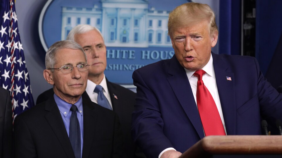 Donald Trump s'exprime aux côtés de Mike Pence et du directeur national de l'Institut des allergies et maladies infectieuses, à la Maison-Blanche.