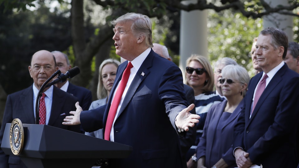 Donald Trump entouré de proches collaborateurs.