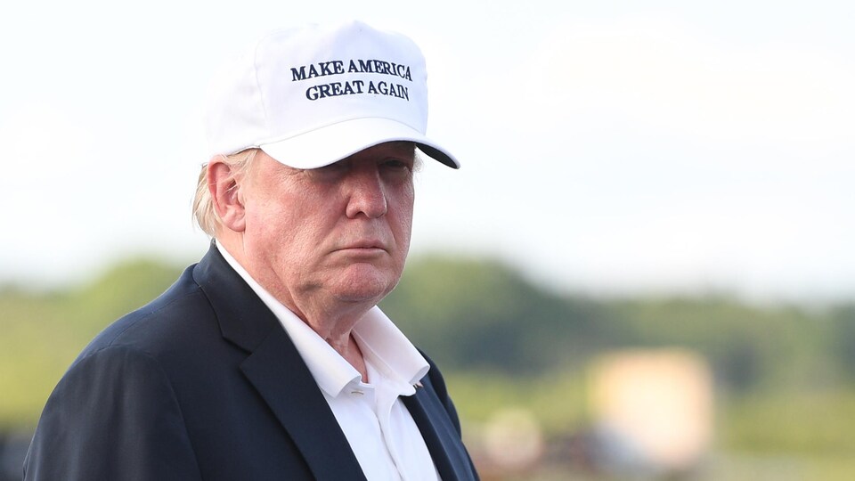 Donald Trump, portant une casquette blanche sur laquelle il est écrit en anglais: «Rendre l'Amérique meilleure encore».