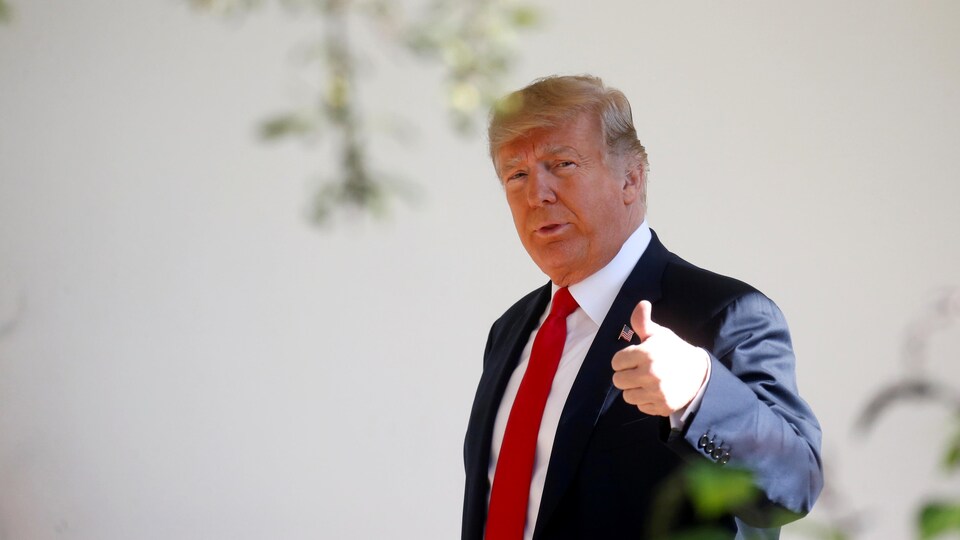 Le président Trump fait le signe du pouce en l'air.